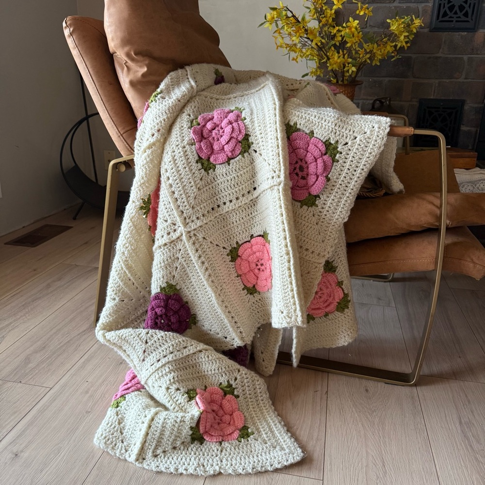 Vintage Floral Crochet Blanket - Cream and Pink